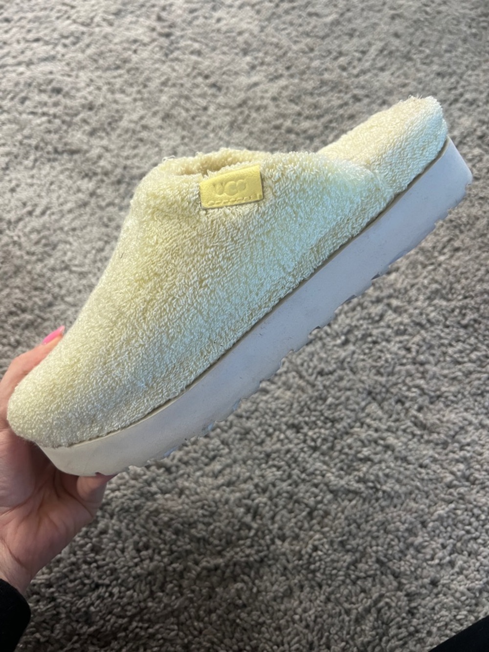 SZ 9 UGG Nib Light Yellow slippers - Picture 2 of 2
